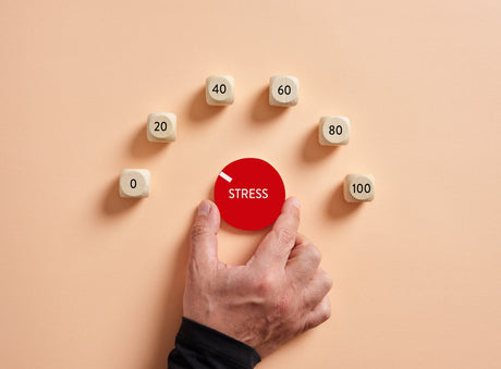 Abstrakte Darstellung von Stresslevel als Skala mit roten Button