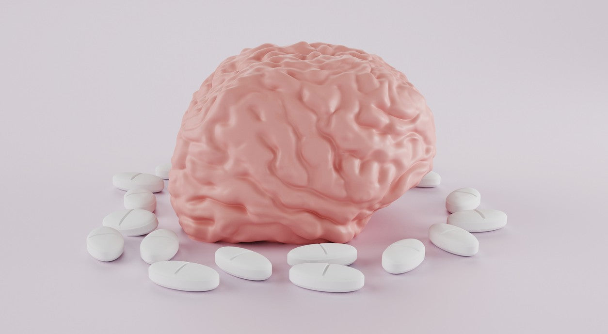 Symbolisches Gehirn umgeben von Tabletten – Metapher für Brain Booster und kognitive Leistungssteigerung