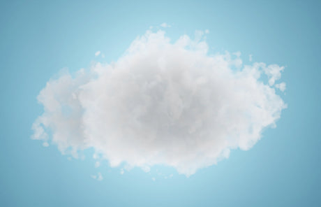 Symbolbild für Brain Fog – eine einzelne weiße Wolke vor blauem Himmel als Metapher für geistigen Nebel und mentale Unklarheit